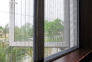 Lưới chống chuột cạnh cửa sổ